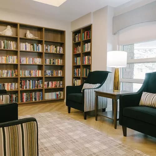 quiet and relaxing library at chartwell eau claire care residence