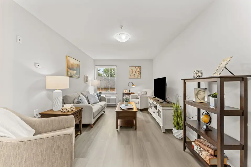 Living room area at Chartwell Riverside / Salon à Chartwell Riverside