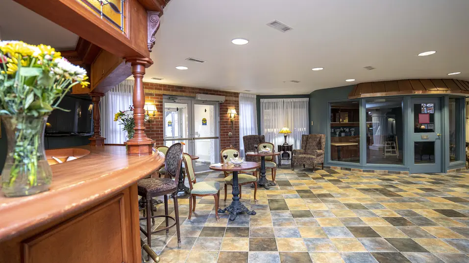Lounge with tables and chairs at Chartwell Longworth / Salon avec tables et chaises à Chartwell Longworth
