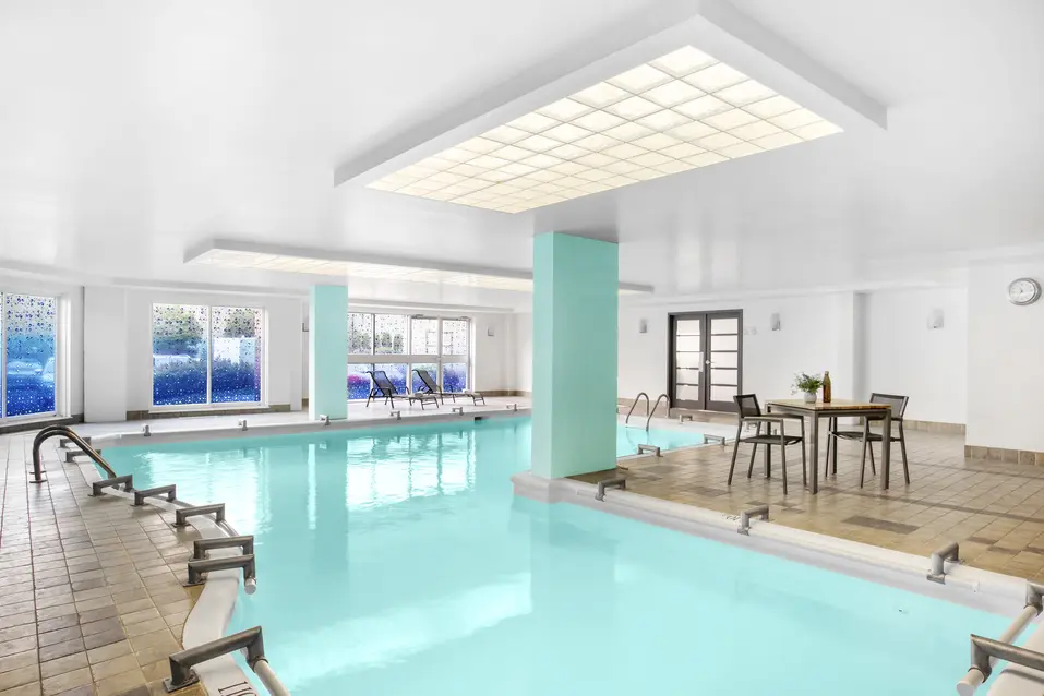 Piscine intérieure à Chartwell Les Tours Angrignon / Indoor pool at Chartwell Les Tours Angrignon