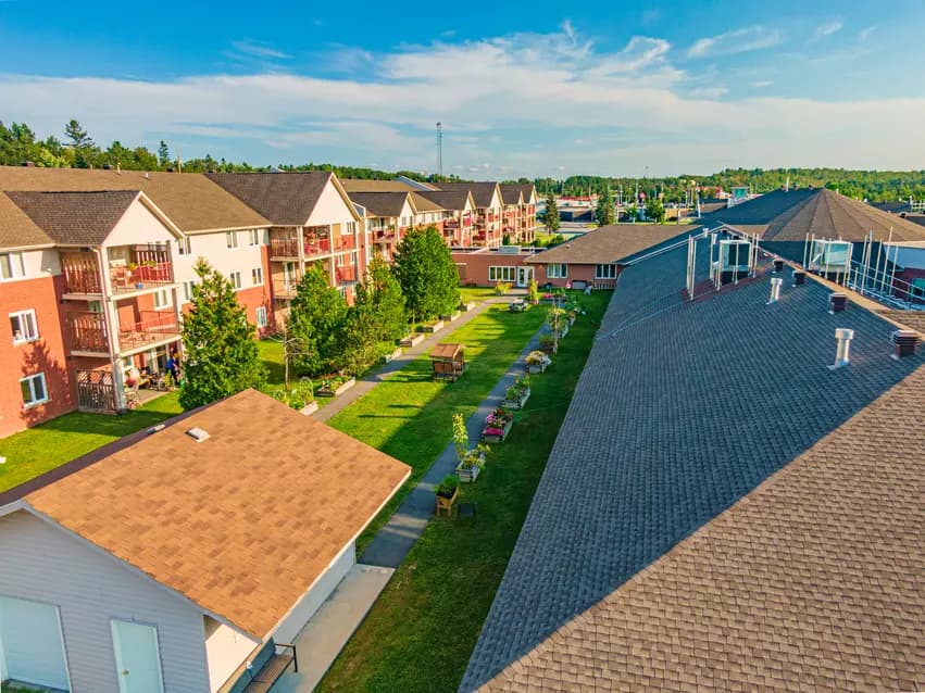 Bird-eye view of exterior of expansion section at Chartwell Meadowbrook / Vue aérienne de l'extérieur de la section d'agrandissement à Chartwell Meadowbrook