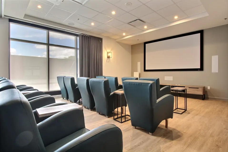 Salle de cinéma avec des fauteuils à Chartwell Légende / Cinema with chairs at Chartwell Légende