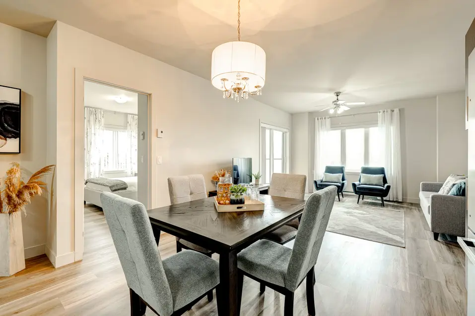 Salle à manger ouverte sur salon lumineux à Chartwell Des Rivières / Dining area open to bright living room at Chartwell Des Rivières