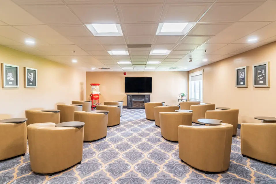 Theater room at Chartwell Meadowbrook / Salle de cinéma à Chartwell Meadowbrook