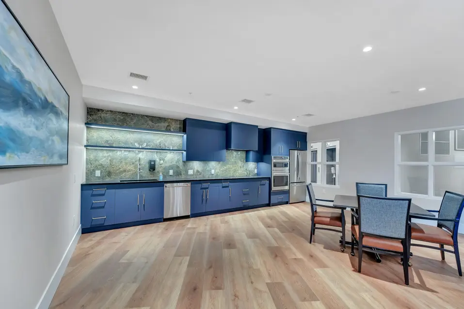 Contemporary kitchen and dining area at Edgewater by Chartwell / Cuisine contemporaine et salle à manger à Edgewater par Chartwell
