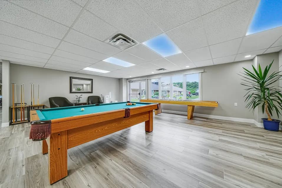 Billiards at Chartwell Meadowbrook / Billard à Chartwell Meadowbrook