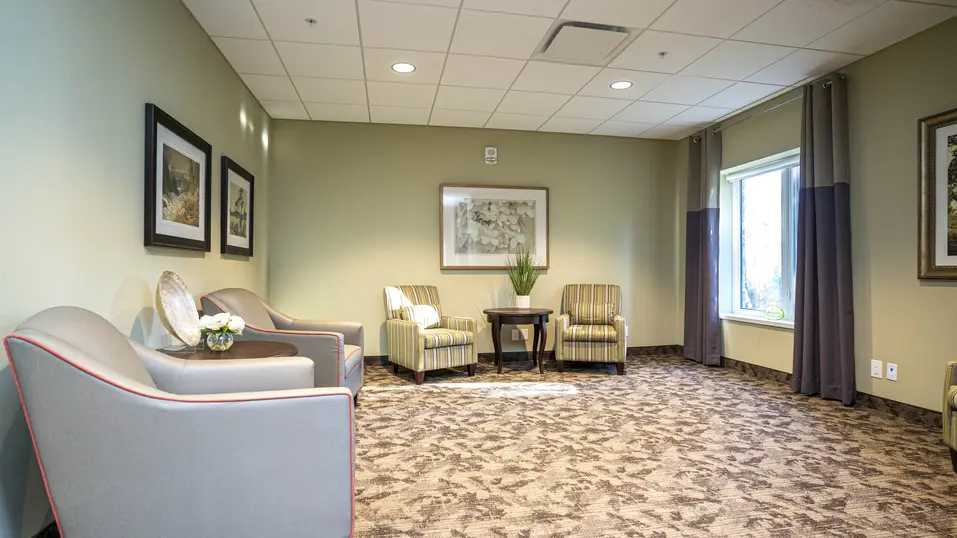 Lounge with sofas at Chartwell Erinview / Salon avec canapés à Chartwell Erinview