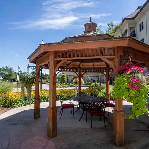 Garden walkway leading to gazebo beside Chartwell Westhill / Allée jardin menant au gazebo à côté de Chartwell Westhill