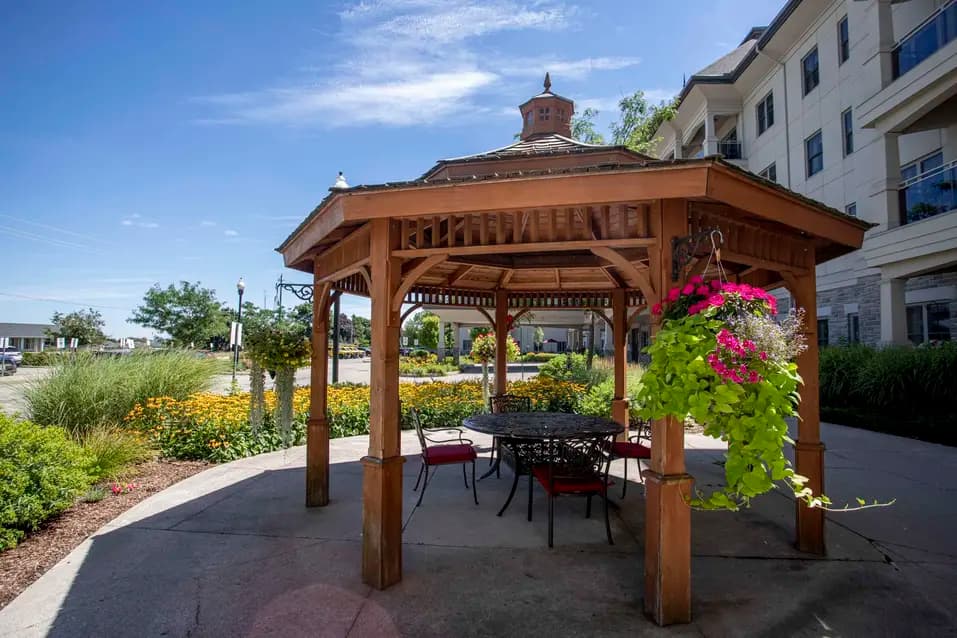 Garden walkway leading to gazebo beside Chartwell Westhill / Allée jardin menant au gazebo à côté de Chartwell Westhill