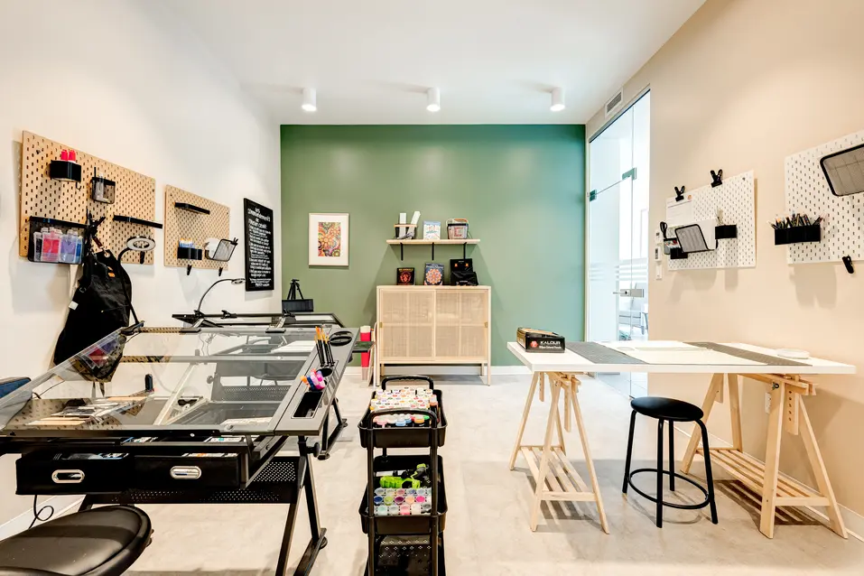 Atelier d’arts avec tables de dessin et rangement mural à Chartwell Panorama / Art studio with drafting tables and wall storage at Chartwell Panorama