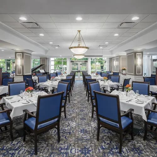 Dining room at Chartwell Rockcliffe / Salle à manger à Chartwell Rockcliffe