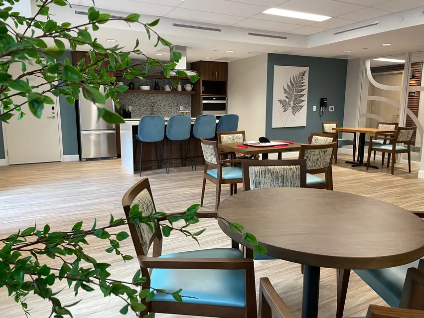 Inviting country kitchen with island seating and modern appliances at Chartwell Riverstone / Cuisine champêtre accueillante avec îlot et appareils modernes à Chartwell Riverstone