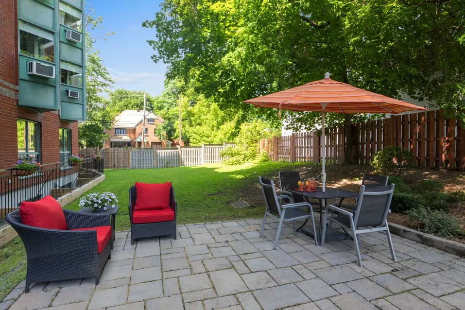 Patio with parasol tables and patio chairs at Chartwell Chateau Cornwall / Terrasse avec tables parasol et chaises de terrasse Chartwell Chateau Cornwall
