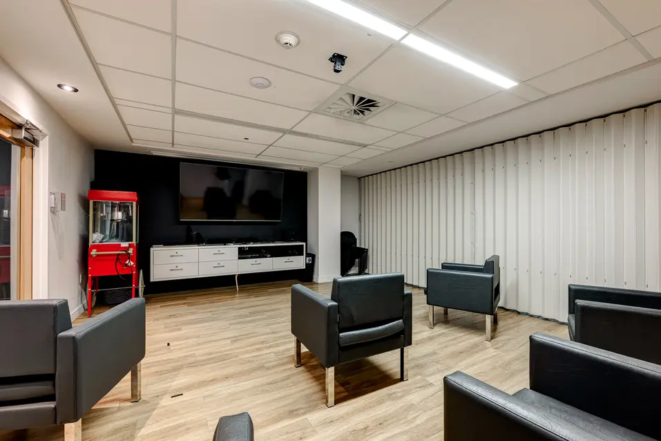 Salle de cinéma à Chartwell Rivière-du-Nord / Cinema room at Chartwell Rivière-du-Nord