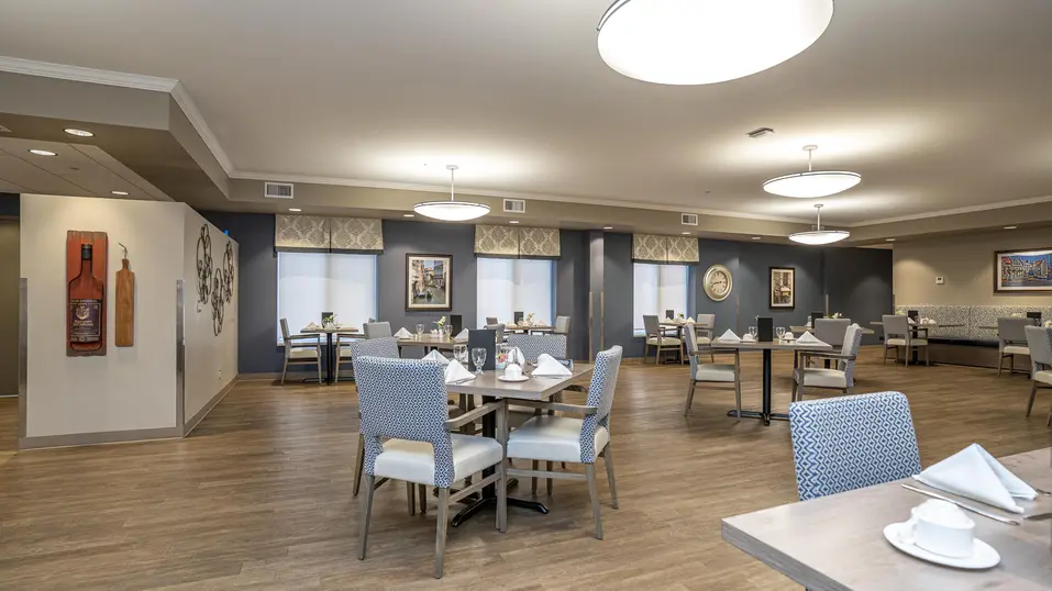 Dining room at Chartwell Erinview / Salle à manger à Chartwell Erinview