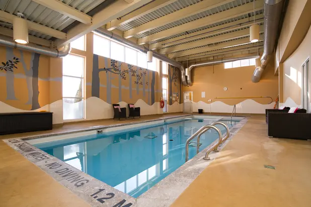 Indoor pool at Chartwell Richmond Woods / Piscine intérieure à Chartwell Richmond Woods