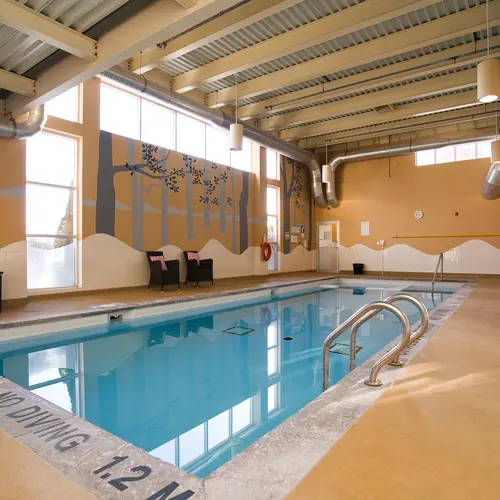 Indoor pool at Chartwell Richmond Woods / Piscine intérieure à Chartwell Richmond Woods