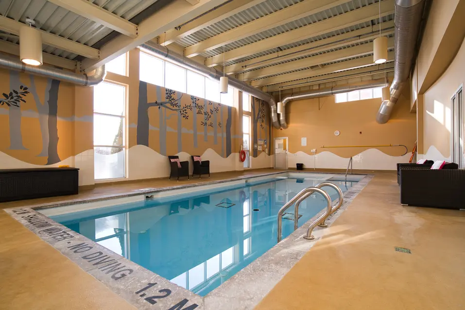 Indoor pool at Chartwell Richmond Woods / Piscine intérieure à Chartwell Richmond Woods