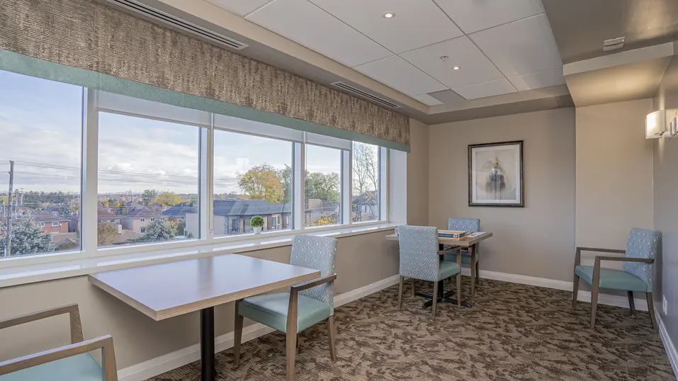 Lounge with wide window at Chartwell Erinview / Salon avec grande fenêtre à Chartwell Erinview
