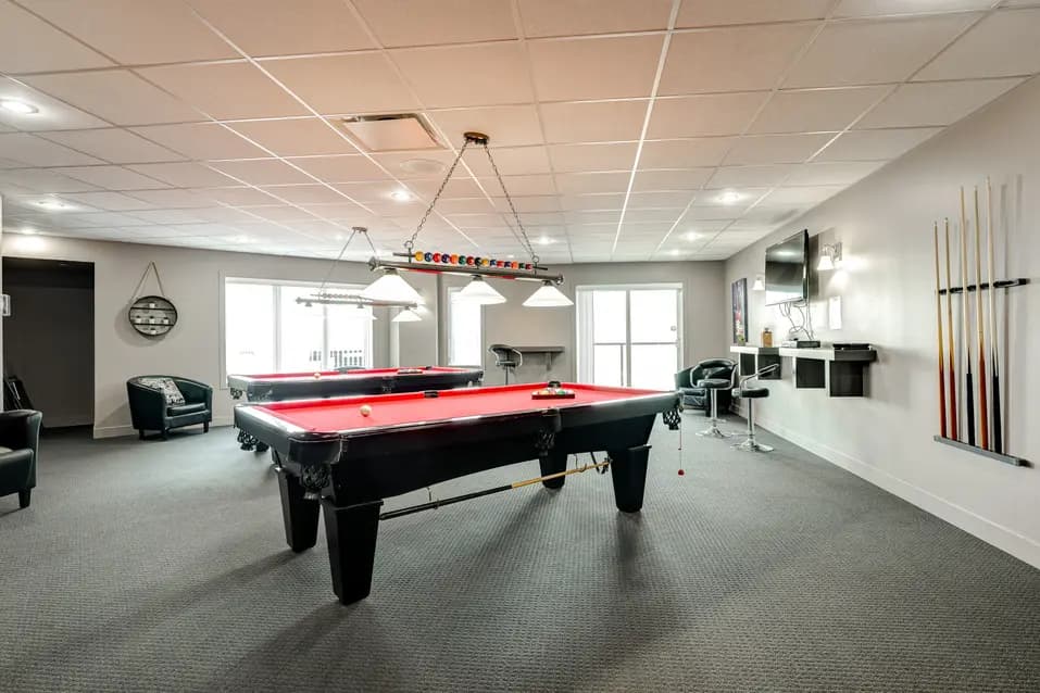 Salle de jeux avec table de billard à Chartwell Des Rivières / Games room with pool table at Chartwell Des Rivières