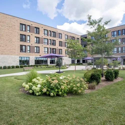 Modern exterior and landscaped courtyard at Chartwell Dorchester Terrace / Extérieur moderne et cour paysagée à Chartwell Dorchester Terrace