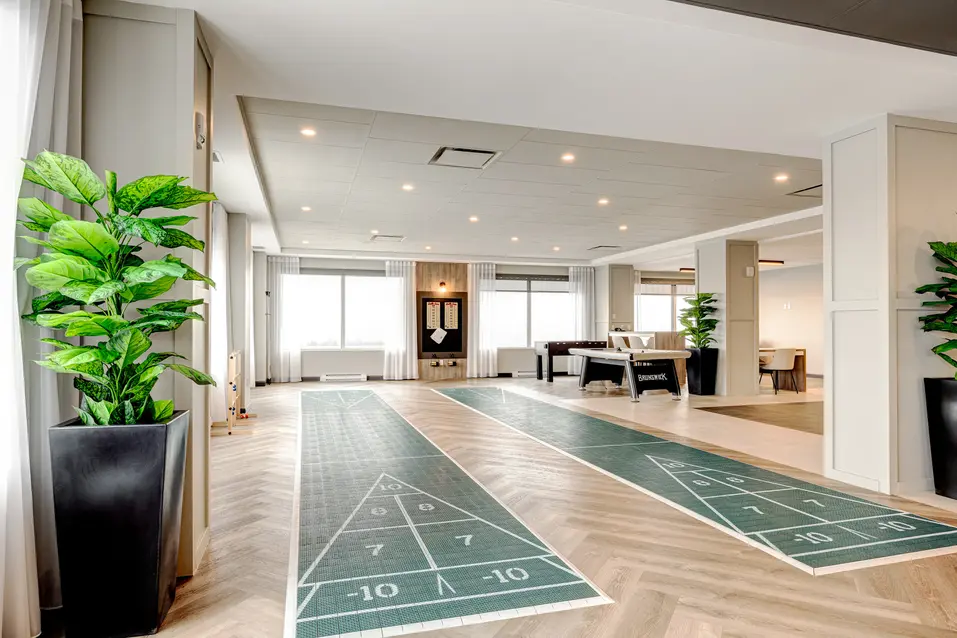 Salle de jeux avec terrain de shuffleboard et billard, Chartwell Des Chutes / Game room with shuffleboard court and billiards table, Chartwell Des Chutes