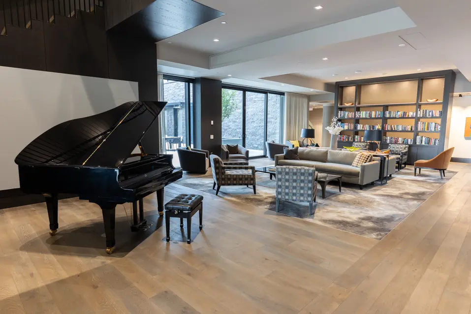 Lounge with a grand piano at Chartwell The Edward / Salon avec piano à queue à Chartwell The Edward