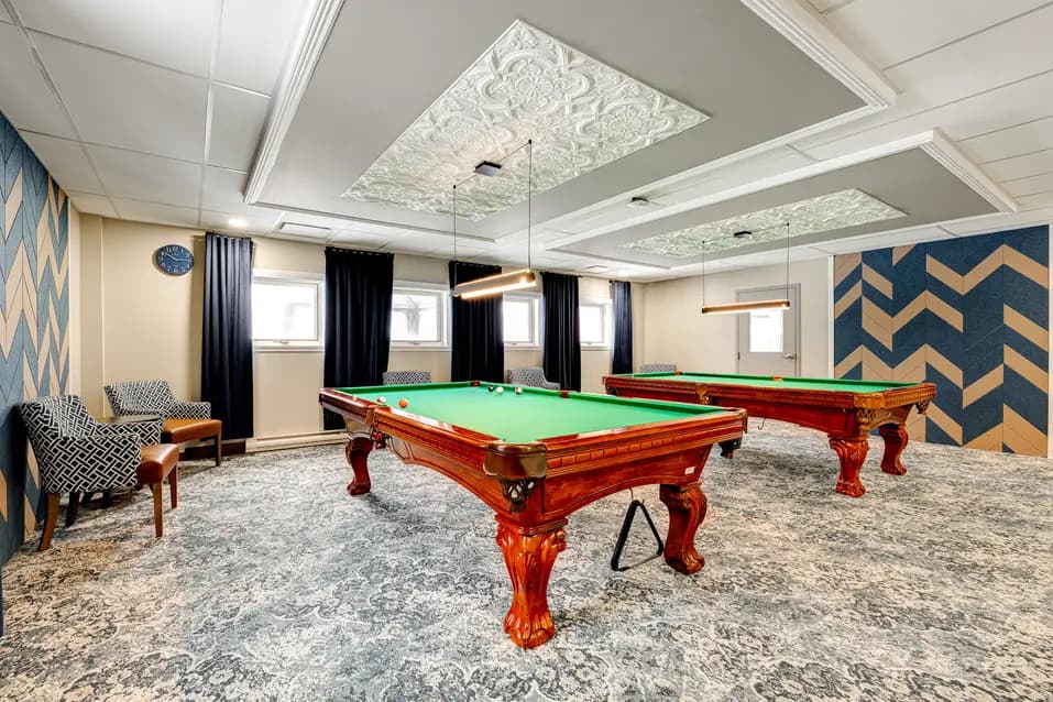 Salle de billard avec deux tables de billard à Chartwell Oasis St-Jean / Billiards room with two pool tables at Chartwell Oasis St-Jean