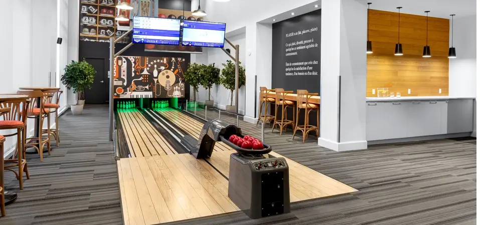 Salle de quilles intérieure chez Chartwell Rosemont le Quatiers / Indoor bowling lane at Chartwell Rosemont le Quatiers