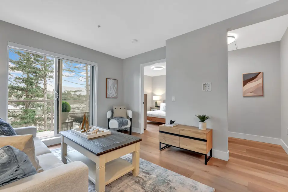 Living space with large windows and natural light at Edgewater by Chartwell / Espace de vie avec grandes fenêtres et lumière naturelle à Edgewater par Chartwell