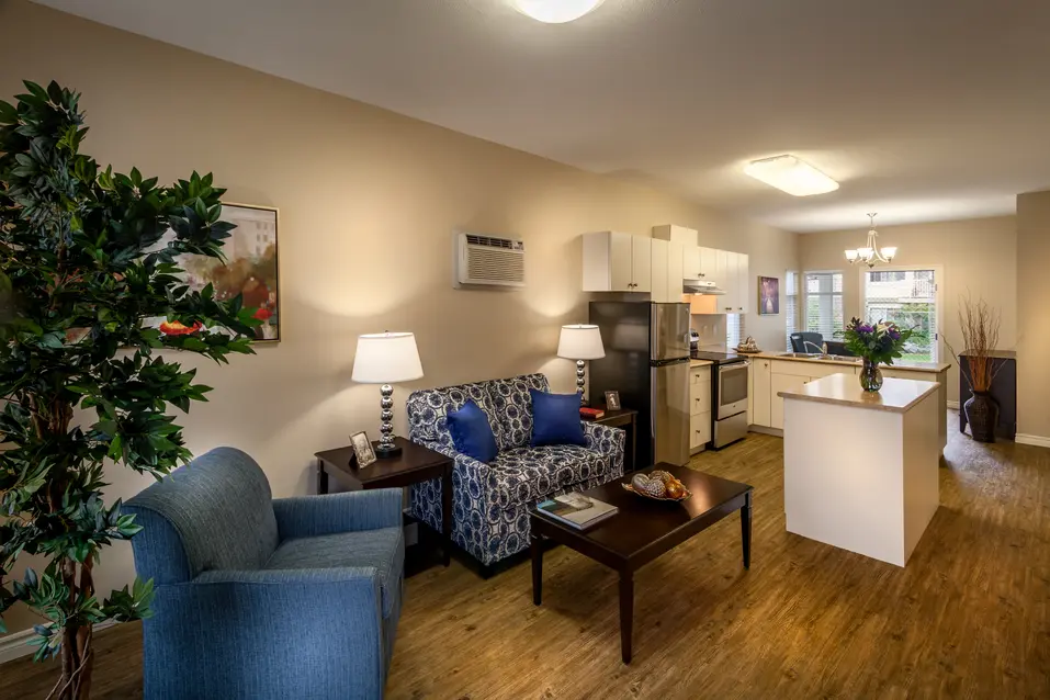 Living room and kitchen area at model townhouse at Chartwell Birchwood / Salon et cuisine dans une maison témoin à Chartwell Birchwood