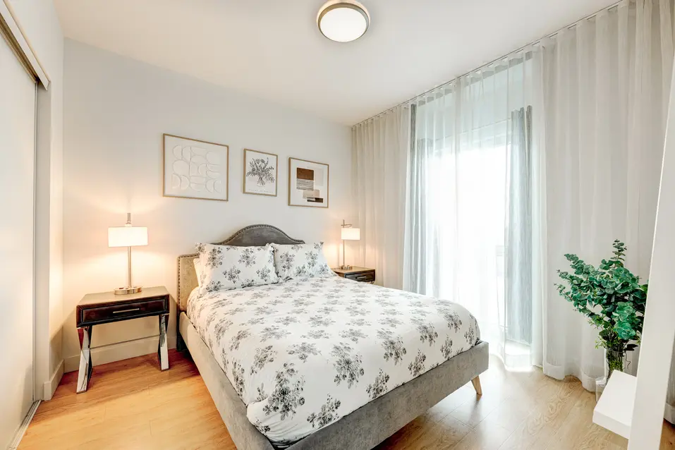 Chambre lumineuse avec grand lit et rideaux transparents à Chartwell Panorama / Bright bedroom with large bed and sheer curtains at Chartwell Panorama