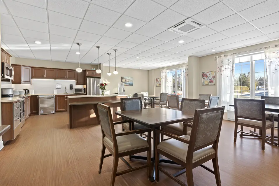 Spacious country-style kitchen with dining tables at Chartwell Empress Kanata / Cuisine spacieuse de style champêtre avec tables à manger à Chartwell Empress Kanata