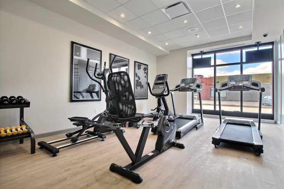 Salle de sport équipée d'appareils de musculation à Chartwell Légende / Gym with workout machines at Chartwell Légende