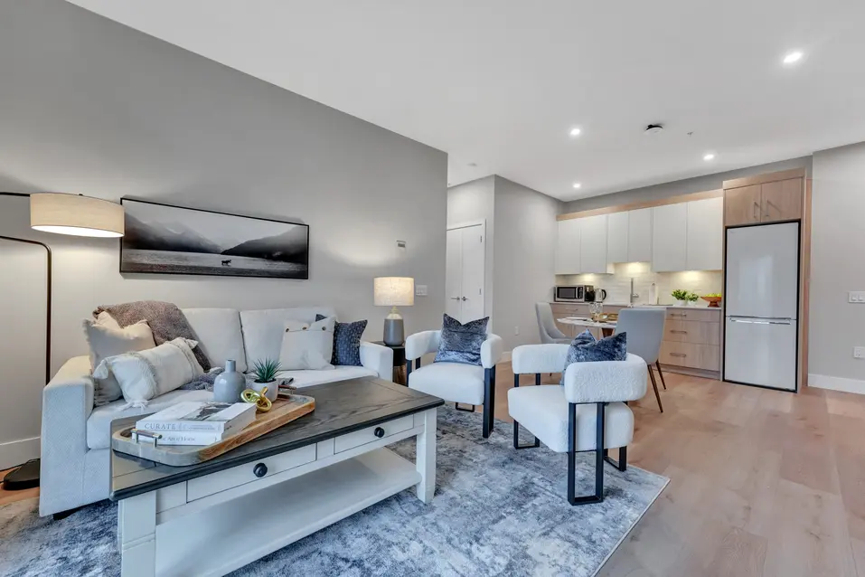 Modern living room with neutral tones at Edgewater by Chartwell / Salon moderne aux tons neutres à Edgewater par Chartwell