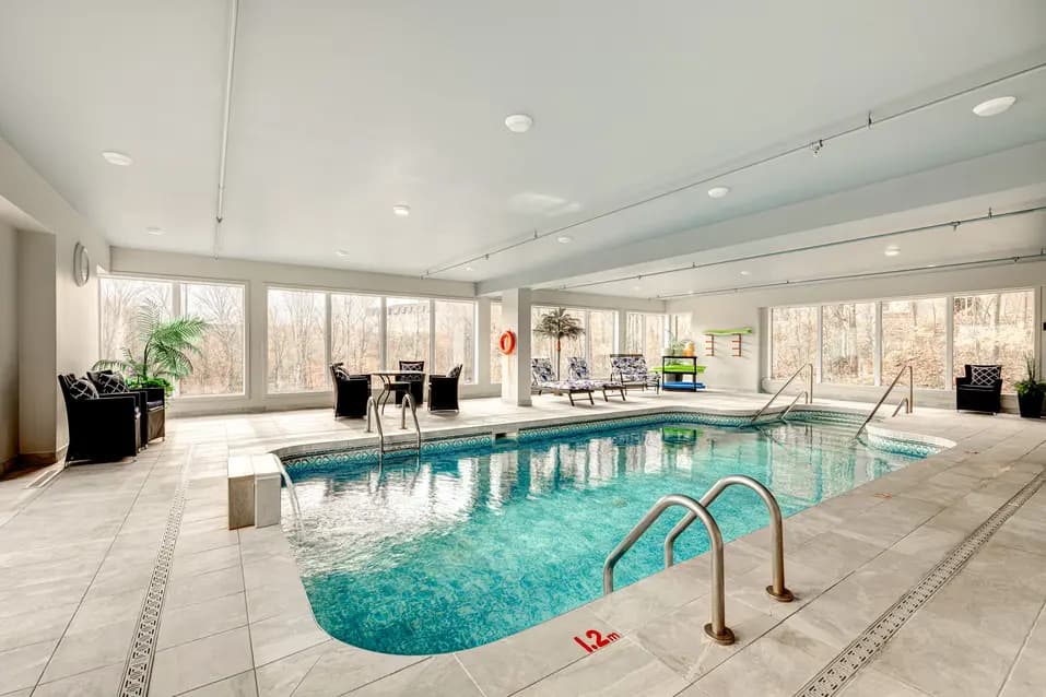 Piscine intérieure lumineuse à Chartwell Des Rivières / Bright indoor pool at Chartwell Des Rivières