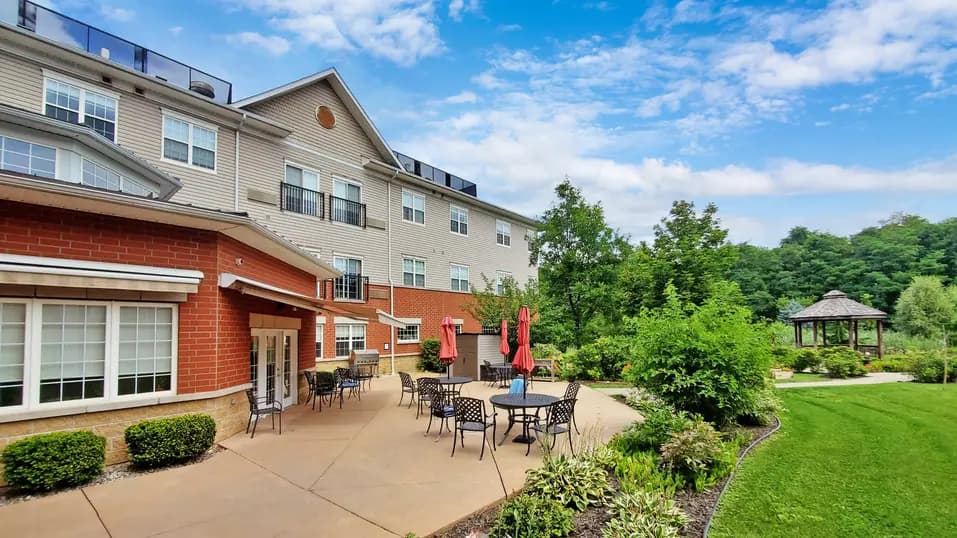 Exterior with patio at Chartwell Franklin Park