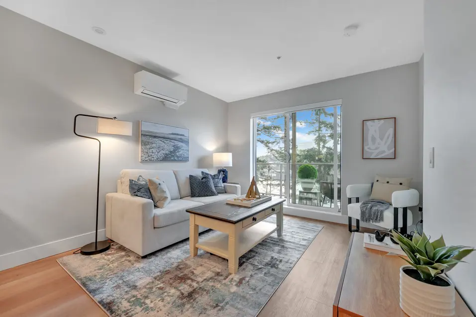 Cozy living room with outdoor view at Edgewater by Chartwell / Salon confortable avec vue extérieure à Edgewater par Chartwell
