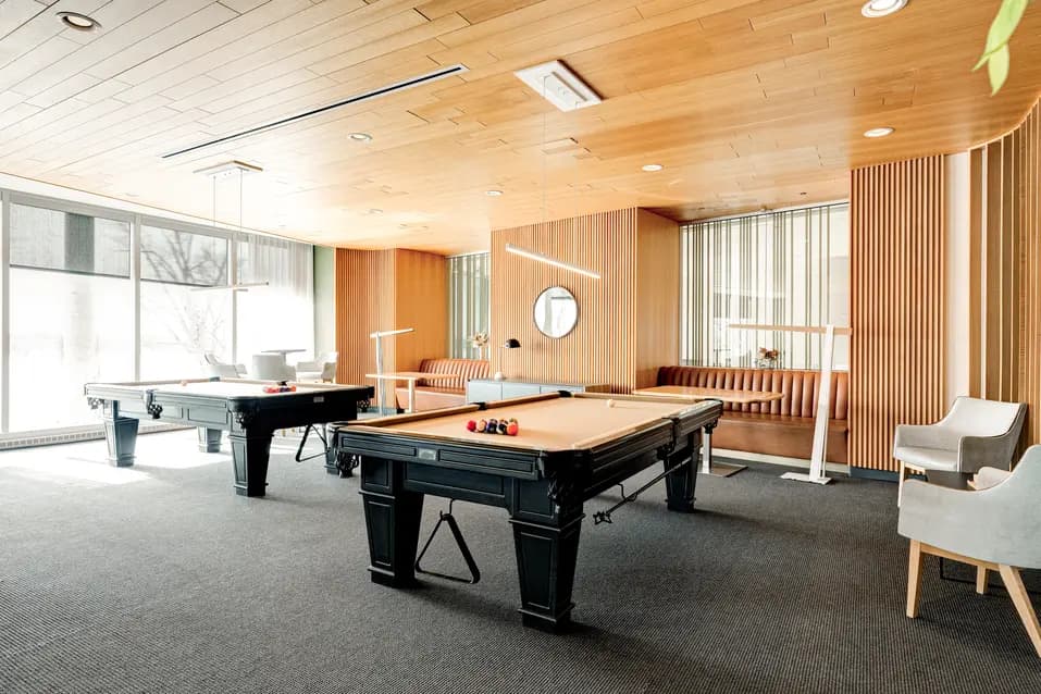 Salle de billard spacieuse avec deux tables et décor en bois à Chartwell Panorama / Spacious billiards room with two tables and wood decor at Chartwell Panorama
