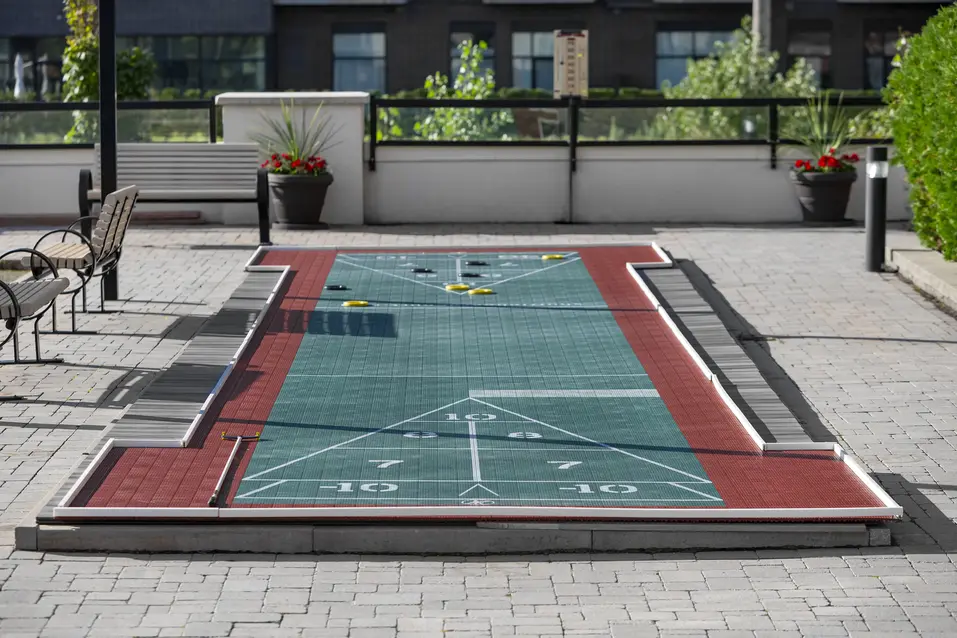 Terrain de shuffleboard extérieur à Chartwell Les Tours Angrignon / Outdoor shuffleboard court at Chartwell Les Tours Angrignon