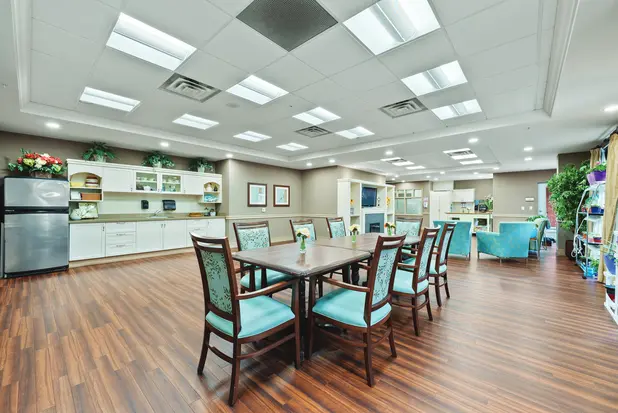 Assisted Living multi-functional room at Chartwell Hollandview Trail Retirement Residence / Salle multifonctionnelle pour l'aide à la vie autonome à la résidence pour retraités Chartwell Hollandview Trail