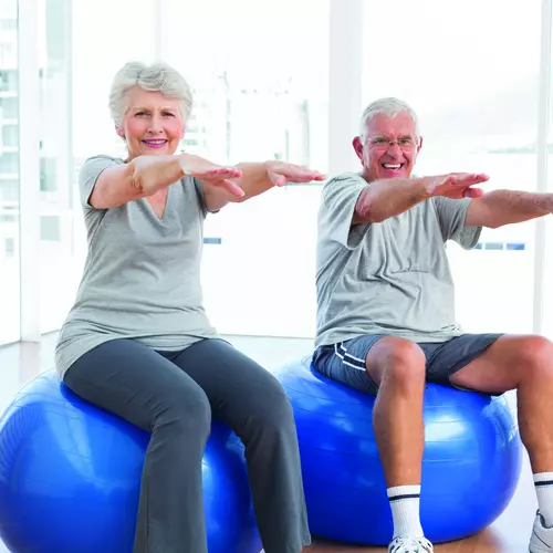 Seniors are doing a Yoga on a exercise ball / Des personnes âgées font du yoga sur un ballon d'exercice