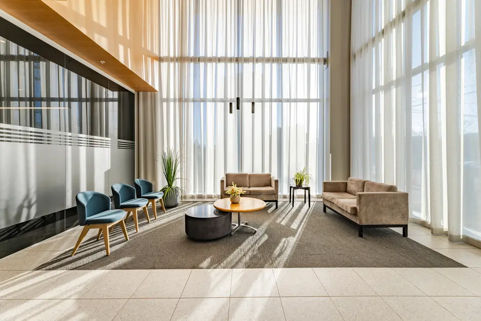 Salon avec coins salon à Chartwell Azalis / Lounge with sitting areas at Chartwell Azalis