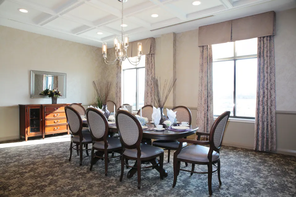 Elegant private dining room for family celebrations at Chartwell Dorchester Terrace / Salle à manger privée élégante pour célébrations familiales à Chartwell Dorchester Terrace