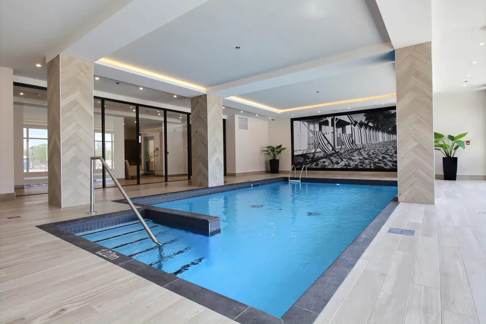 Vue de la piscine couverte de Chartwell Légende / View of indoor pool at Chartwell Légende
