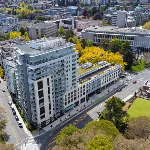 Drone shot of Chartwell Victoria Harbour's building exterior / Prise de vue par drone de l'extérieur du bâtiment de Chartwell Victoria Harbour