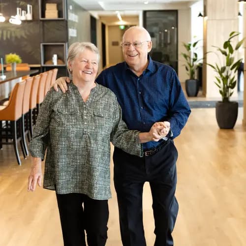Joyful senior couple smiling while holding hands /Un couple de personnes âgées rayonnant de joie, souriant et se tenant la main