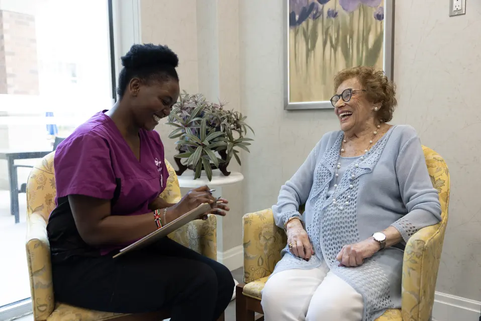 Care giver at Chartwell is taking a survey from a senior resident / Un soignant chez Chartwell mène une enquête auprès d'un résident âgé