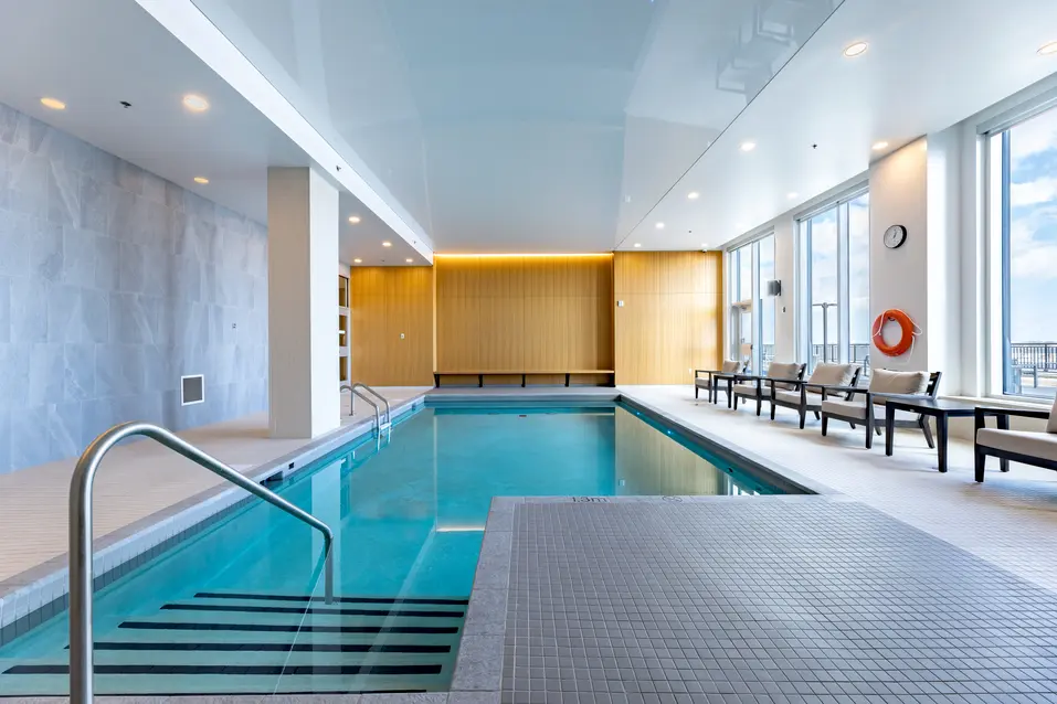 Piscine intérieure à Chartwell Azalis / Indoor pool at Chartwell Azalis