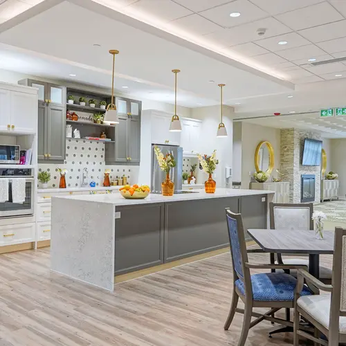 Country kitchen with table and chairs at Chartwell Highland Park